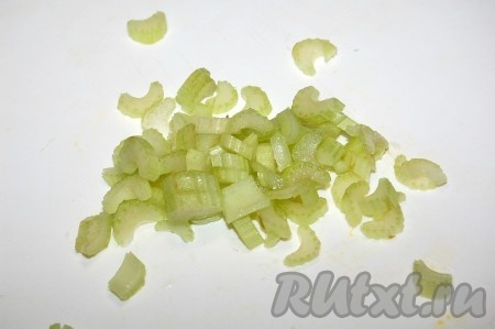 Нарезать сельдерей.