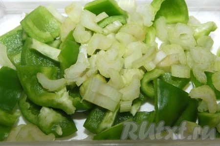 Через 20 минут после закипания добавить в кастрюлю нарезанные перец и сельдерей.