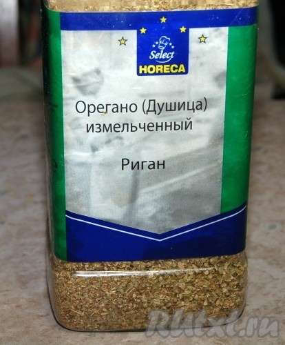 Одновременно с макаронными изделиями добавить орегано, соль, перец. 