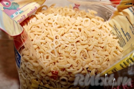 Поварить еще 10 минут и добавить макаронные изделия в виде букв алфавита.