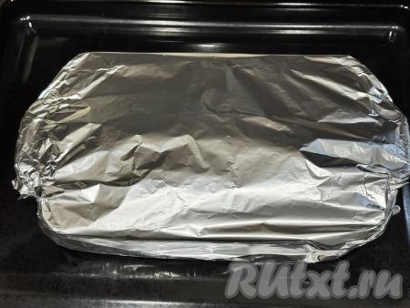 Форму с картошкой и брикетами минтая накрыть&nbsp;фольгой и поставить в разогретую до 180 градусов духовку.&nbsp;