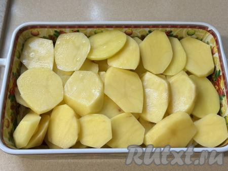 Выложить кружочки картошки внахлёст в жаропрочную форму.&nbsp;