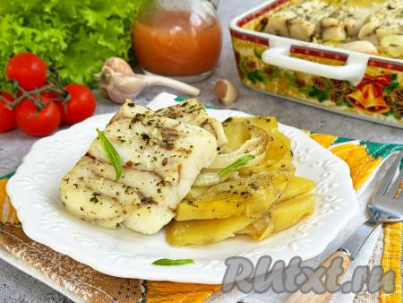 Форму с готовым блюдом достать из духовки. Хорошо пропаренные, нежные брикеты минтая вместе с ароматной, в меру мягкой картошкой разложить по тарелкам и в горячем виде подать к столу. Сытно, просто и вкусно, попробуйте!