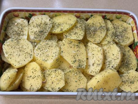 Посолить и поперчить картошку.