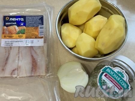 Подготовить продукты для приготовления минтая в брикетах с картошкой в духовке. Прессованное филе минтая разморозить при комнатной температуре. Картошку и лук почистить.&nbsp;