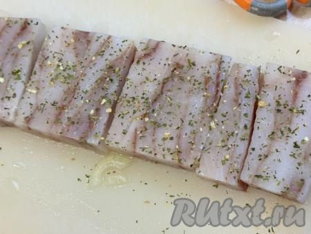 Размороженные брикеты минтая обсушить бумажным полотенцем, посолить и поперчить с двух сторон.&nbsp;