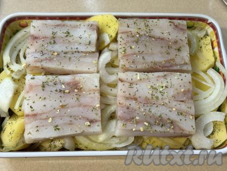 Выложить брикеты минтая поверх картошки, влить в форму 150 миллилитров воды.&nbsp;