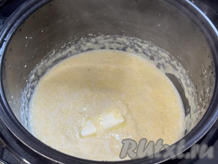 Установить чашу в мультиварку, закрыть крышку и выставить режим "Молочная каша" на 20 минут. После звукового сигнала открыть крышку мультиварки, добавить в готовую кукурузную кашу кусочек сливочного масла, перемешать.