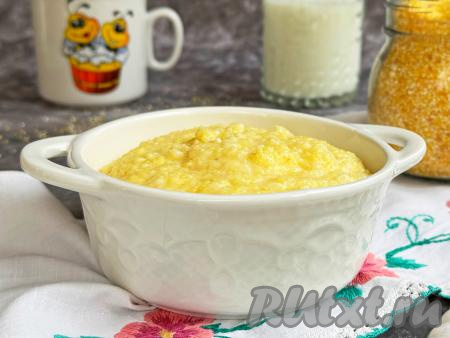 Вкусную, нежную, в меру густую кукурузную кашу, приготовленную на молоке, разложить из чаши мультиварки по тарелкам и сразу подать к&nbsp;столу.&nbsp;