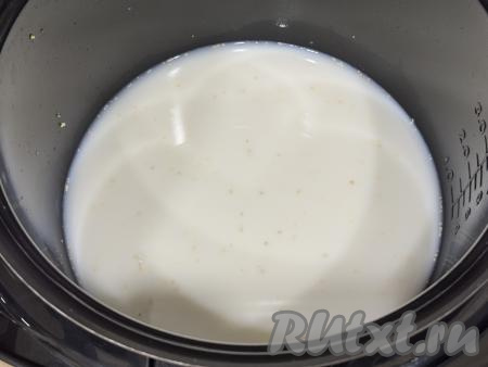 Влить в чашу молоко, перемешать.&nbsp;