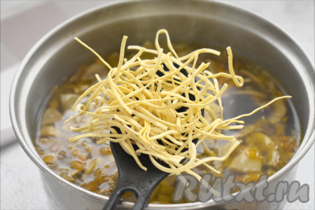 Затем в грибной суп отправляем лапшу, перемешиваем, снова даём закипеть, варим 5 минут (до готовности лапши, точное время варки смотрите на упаковке макаронных изделий, которые вы используете).