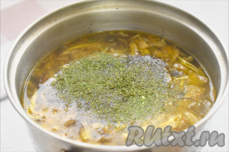 В конце приготовления в суп добавляем мелко нарезанную свежую (или сушёную) зелень (у меня - сушёная петрушка). По вкусу перчим, если нужно, досаливаем суп, перемешиваем, доводим до кипения, провариваем 1 минуту, убираем с огня.