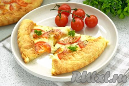 Пирог с помидорами и моцареллой из слоёного теста