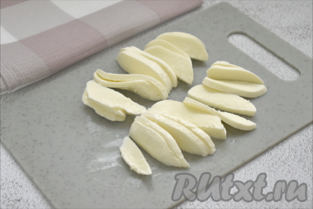 Моцареллу тоже нарезаем на тонкие полукружочки.