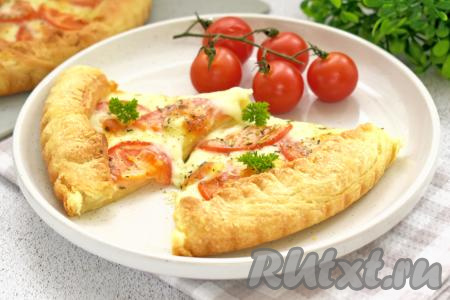 Аппетитный пирог из слоёного теста с нежной, сочной начинкой из помидоров и моцареллы понравится всем, кто ценит простоту приготовления и яркий сливочный вкус в выпечке.