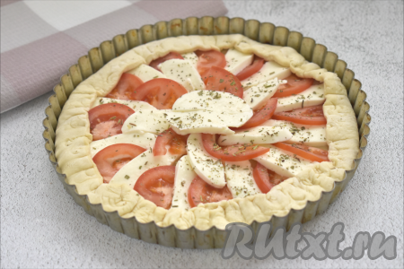 Бортики теста подгибаем на начинку, формируя красивый отрытый пирог.