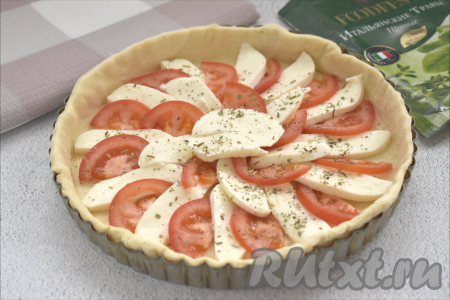 Присыпаем сверху начинку любимыми специями и подсаливаем по вкусу помидоры. В качестве специй я использовала&nbsp;прованские травы и&nbsp;чёрный молотый перец.