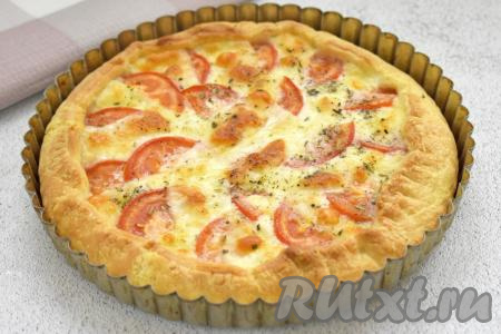 Отправляем пирог с помидорами и моцареллой в разогретую до 180 градусов духовку на 20 минут (до подрумянивания слоёного теста и расплавления сыра). Готовую выпечку достаём из духовки. Перед подачей к столу даём пирогу немного остыть, чтобы сыр успел немного схватиться.