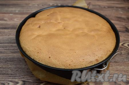 Шарлотку с виноградом и яблоками выпекать в духовке разогретой до 180 градусов в течение 40-50 минут. Готовность пирога можно проверить, проколов его сверху сухой деревянной шпажкой, если и после прокалывания выпечки шпажка будет чистой, без следов теста, значит шарлотка готова.