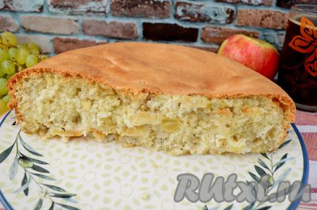 Готовую&nbsp;шарлотку с начинкой из винограда и яблок нарезать на части и подать к столу. Пирог получается воздушным, с нежным, пористым мякишем. Виноградинки и кусочки яблок придают ему восхитительную сочность. Моему младшему сыну так понравилась эту выпечка, что одним кусочком он ограничиваться не стал!