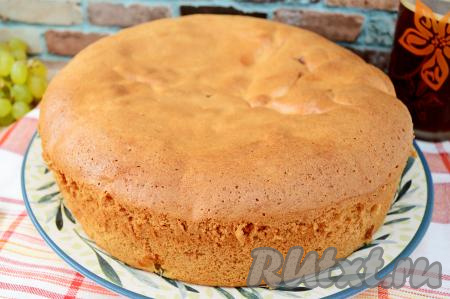 Вынуть шарлотку из духовки, дать ей 5 минут постоять. Затем вынуть её из формы и дать остыть в течение минут 40.