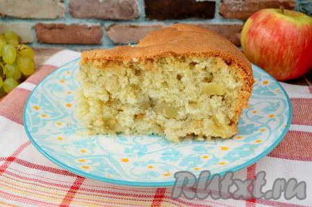 Шарлотка с виноградом и яблоками