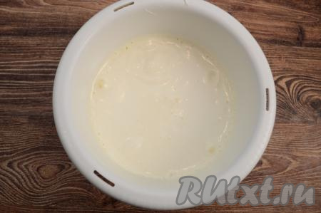 На максимальных оборотах миксера взбить яйца с сахаром в течение 7 минут в пышную светлую массу.&nbsp;