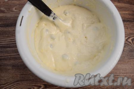 Аккуратно вмешать виноград и яблоки, стараясь не сбить воздушность теста для шарлотки.