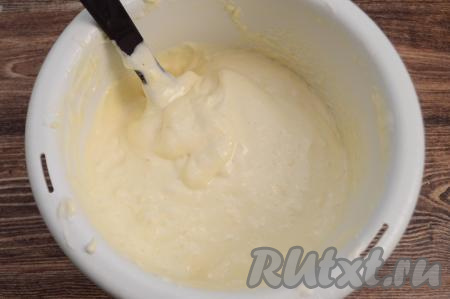 Бисквитное тесто для шарлотки должно получиться однородным, воздушным, напоминающим сметану средней жирности, оно будет широкой лентой стекать с лопатки. Муки может потребовать как чуть больше, так и чуть меньше, чем указано в рецепте. Количество муки во многом зависит от размера яиц и качества муки. Чем крупнее яйца, тем больше муки придётся добавить в тесто. Добавляя постепенно муку, вам не только будет проще вмешивать её, равномерно распределяя по всему тесту, но и вы сможете контролировать густоту замешиваемого теста, а значит не будете использовать лишнюю муку, что позволит получить достаточно воздушную выпечку.