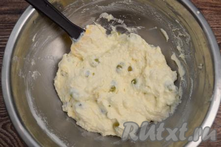 Вмешать муку в творожное тесто. Тесто для запеканки не любит много муки, я всего добавила 40 грамм муки. Тесто должно быть достаточно густым, но форму оно ещё не держит и медленно стекает с лопатки.