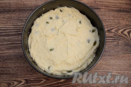 Дно формы для выпечки&nbsp;застелить пергаментом (у меня форма диаметром 19 сантиметров). Бока формы смазать растительным маслом. Выложить тесто в форму, разровнять его лопаткой.