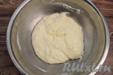 Размять содержимое миски до однородности с помощью вилки (или лопатки).