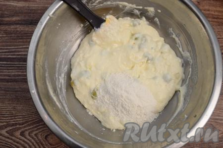 Перемешать виноград и творожную массу до однородности. Затем всыпать муку.