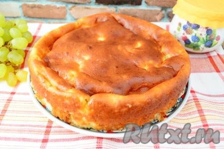 Запеканку остудить в форме в течение 5 минут, затем вынуть её из формы и дать немного остыть. Подавать к столу её можно и тёплой, и полностью остывшей.