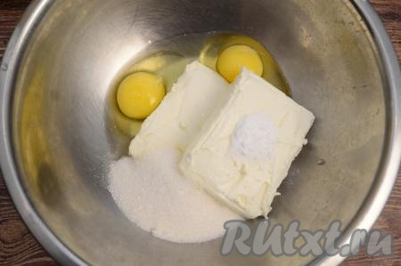В миску выложить творог, соду, сырые яйца и сахар.
