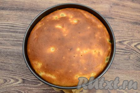 Творожную запеканку с виноградом&nbsp;выпекать в разогретой до 180 градусов духовке в течение&nbsp;30-35 минут (до приятного подрумянивания сверху). Достать готовую выпечку из духовки. Запеканка хорошо поднимется в процессе выпекания, но по мере остывания, как и многая другая творожная выпечка, она немного осядет - это нормально.