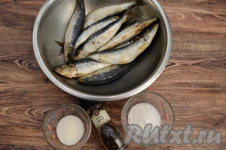 Замороженную иваси следует заранее достать из холодильника и разморозить при комнатной температуре. Разморозившуюся иваси промыть водой, немного обсушить. Чистить рыбку не нужно, засаливать её будем целиком.