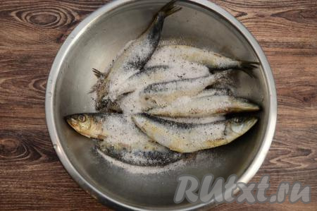 Иваси сложить в глубокую миску. Всыпать к рыбке смесь соли, сахара и перца.