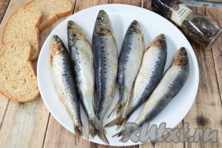 Через сутки иваси сухого посола будет готова. Перед подачей нужно очистить рыбку, удаляя голову, внутренности. Хребет и кожу я тоже убираю перед подачей. Промыть очищенную иваси немного водой, удаляя остатки внутренностей, выложить на тарелку и подать к столу. Рыбка получается в меру солёной, аппетитной и очень вкусной. Она идеально сочетается с отварным картофелем. С этой очищенной рыбкой можно приготовить и наивкуснейшие бутерброды. Если сразу не съедите всю солёную иваси, тогда её можно хранить в закрытой ёмкости в холодильнике в течение 3 дней.