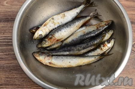 Пока рыбка засаливается (в течение 24 часов) сухим посолом, нужно её 1-2 раза перемешать, чтобы она равномерно просолилась. Во время засолки иваси выделит немного жидкости, её не нужно сливать.