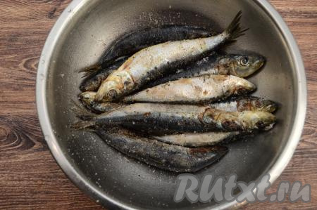 Хорошо перемешать рыбку. Миску с иваси накрыть крышкой и отправить на 24 часа в холодильник.