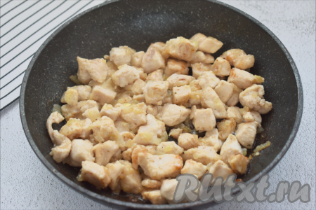 Обжариваем кусочки курицы с луком около 10 минут (до лёгкого подрумянивания мяса со всех сторон), затем убираем с огня, даём остыть и начинка для киша готова.