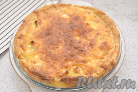 Киш с курицей  отправляем в прогретую до 180 градусов духовку на 30-35 минут (и начинка, и слоёное тесто должны подрумяниться).