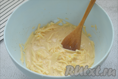 В смесь из яиц и сливок добавляем сыр, натёртый на крупной тёрке, перемешиваем лопаткой (или столовой ложкой) и заливка для киша готова.