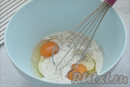 Теперь подготовим заливку для киша. Для этого в достаточно глубокую миску разбиваем яйца, вливаем сливки, солим, приправляем специями (я использовала чёрный молотый перец), перемешиваем венчиком до однородности.