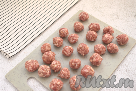 Из фарша лепим небольшие фрикадельки размером чуть меньше грецкого ореха.