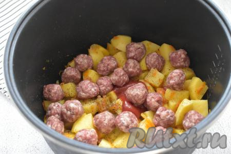 Поверх картошки раскладываем фрикадельки.