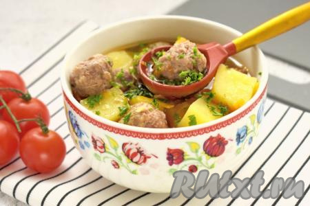 Раскладываем картошку с фрикадельками вместе с томатным соусом из чаши мультиварки по тарелкам и подаём вкусное, аппетитное, насыщенное блюдо к столу.