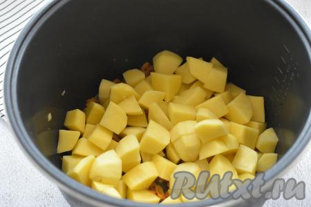 К обжаренным овощам добавляем картошку, нарезанную на средние кубики, перемешиваем. Обжариваем овощи минут 7 (до звукового сигнала, сообщающего об окончании режима "Жарка"), иногда перемешивая.