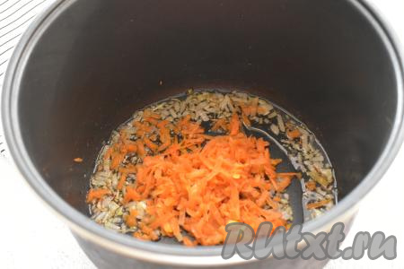 К обжаренному луку выкладываем очищенную и натёртую на крупной тёрке морковку, перемешиваем овощи, обжариваем их минут 5 (до мягкости моркови), периодически помешивая.